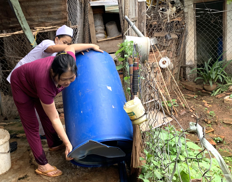 Diệt loăng quăng bằng cách làm sạch các vật dụng chứa nước, ảnh Như Ý