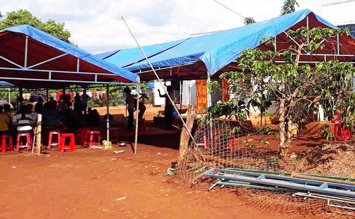 Người thân tổ chức hậu sự cho cặp vợ chồng xấu số