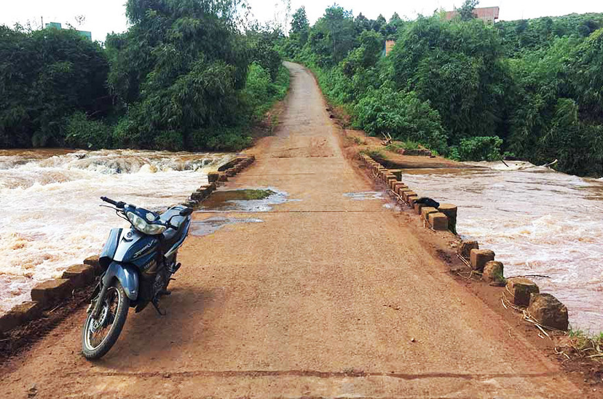 Cầu suối Đục nơi chị Nguyên bị ngã. Ảnh: Văn Ngọc