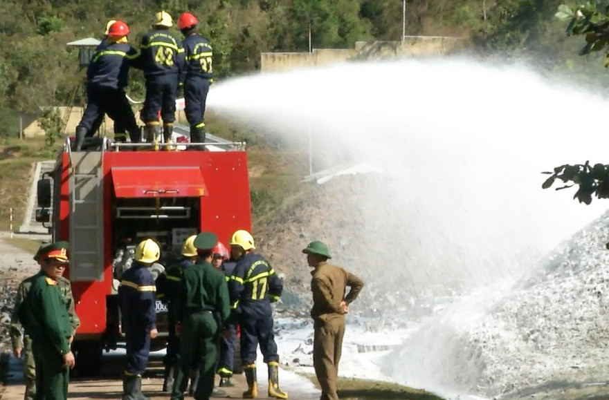 Lực lượng phòng chống chữa cháy tiếp cận hiện trường làm nhiệm vụ