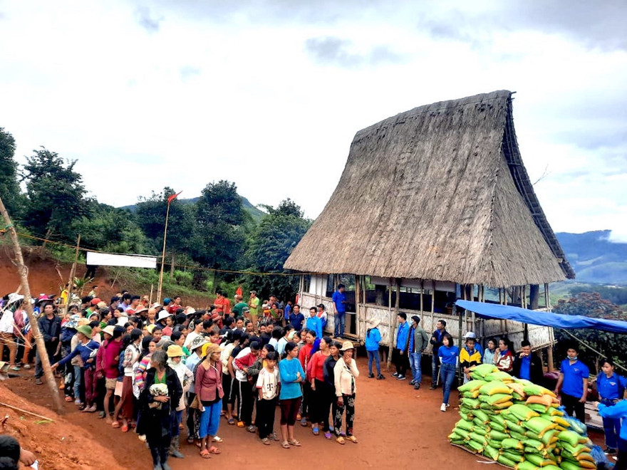 Những hộ dân ở huyện Tu Mơ Rông, Kon Tum bị thiệt hại nặng do bão số 9 tới nhà rông nhận quà hỗ trợ