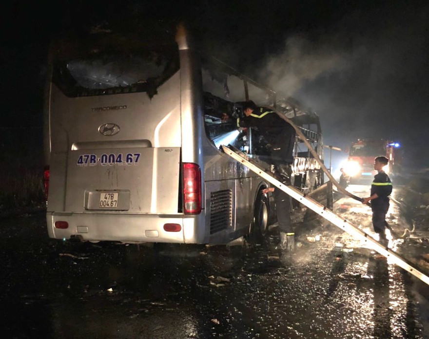 Hiện trường xe khách bị cháy.