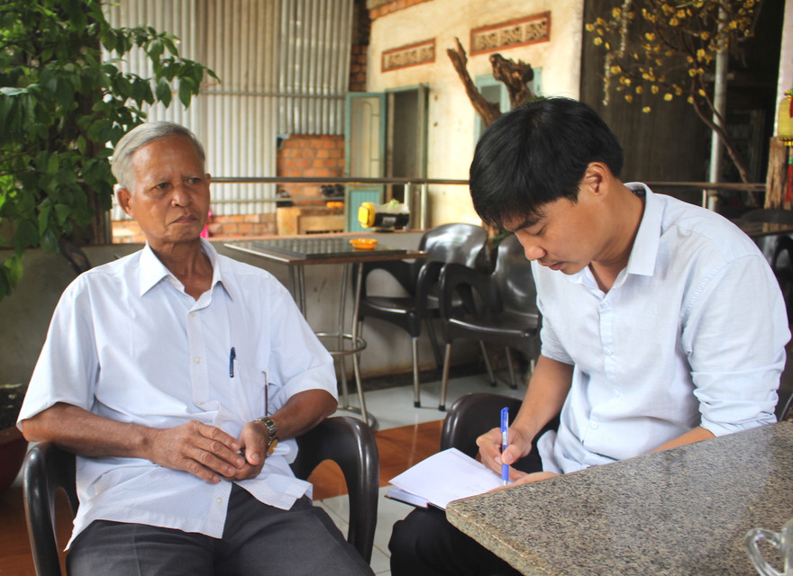 Ông Rơ Châm Hyat (bên trái)