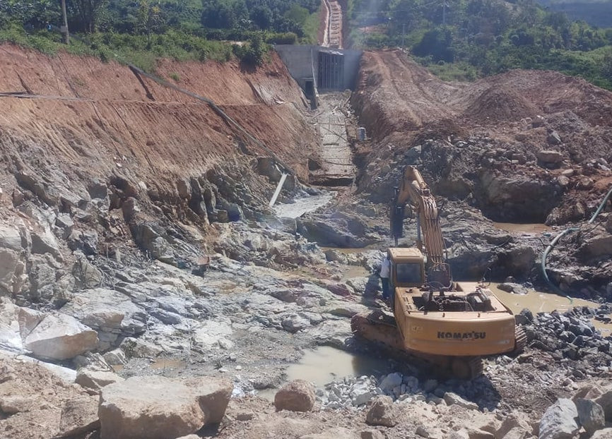 Xe chở đá công trình thủy điện đứt thắng lật nghiêng, 2 người tử vong