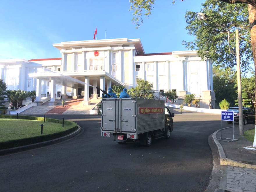 Quân đoàn 3 phun hoá chất khử khuẩn ở trụ sở UBND tỉnh Gia Lai.