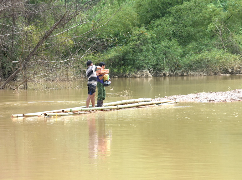 Người dân xã Đắk Rơ Nga phải lội nước vào khu sản xuất của mình do Thuỷ điện Plei Kần tích nước trái phép.