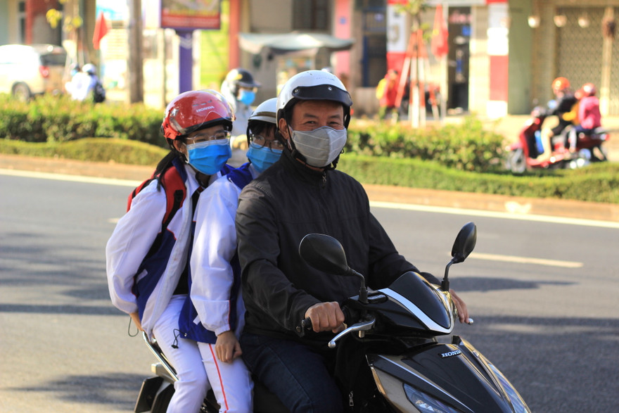 Phụ huynh đến đón học sinh trường THCS Phạm Hồng Thái, thành phố Pleiku, Gia Lai lúc 8h30 sáng 3-2