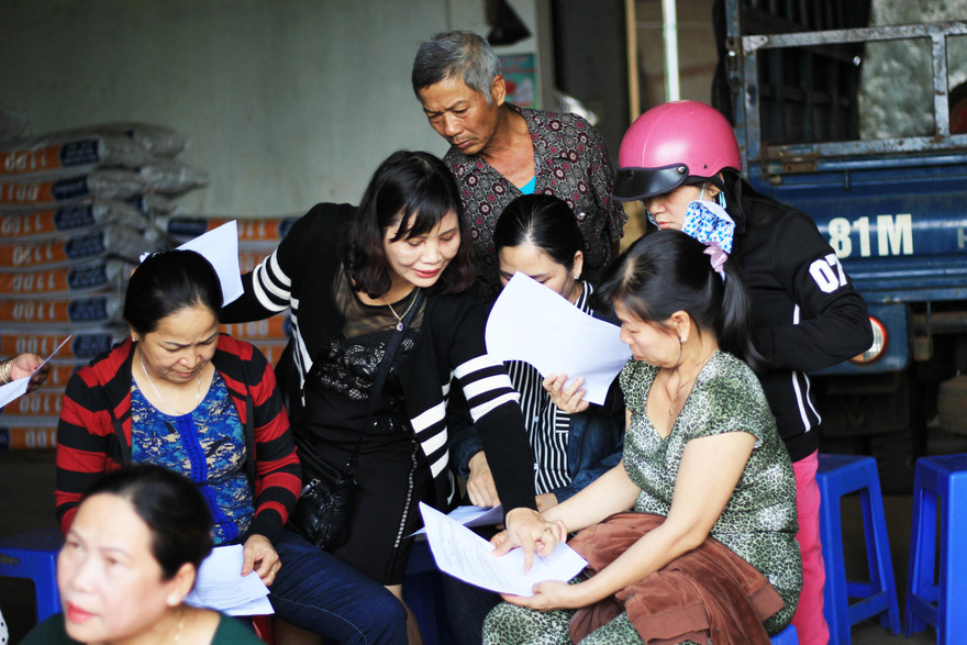 Người dân ký đơn kiến nghị gửi các cơ quan chức năng