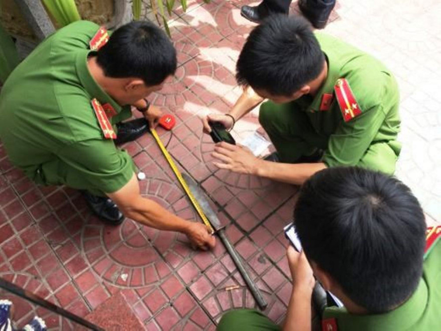 Các lực lượng chức năng khám nghiệm hiện trường. Ảnh: Công an tỉnh Kon Tum