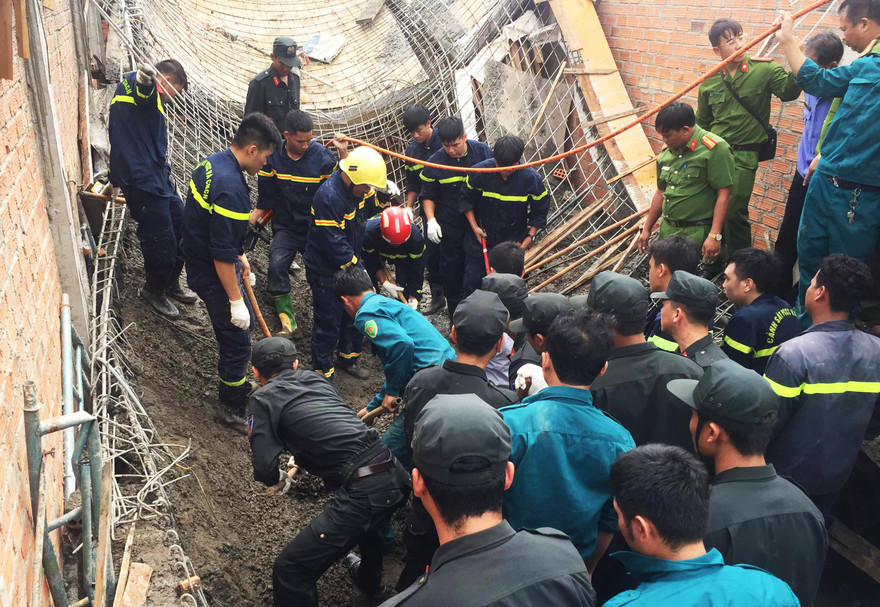 Lực lượng chức năng tìm thi thể ông Bằng