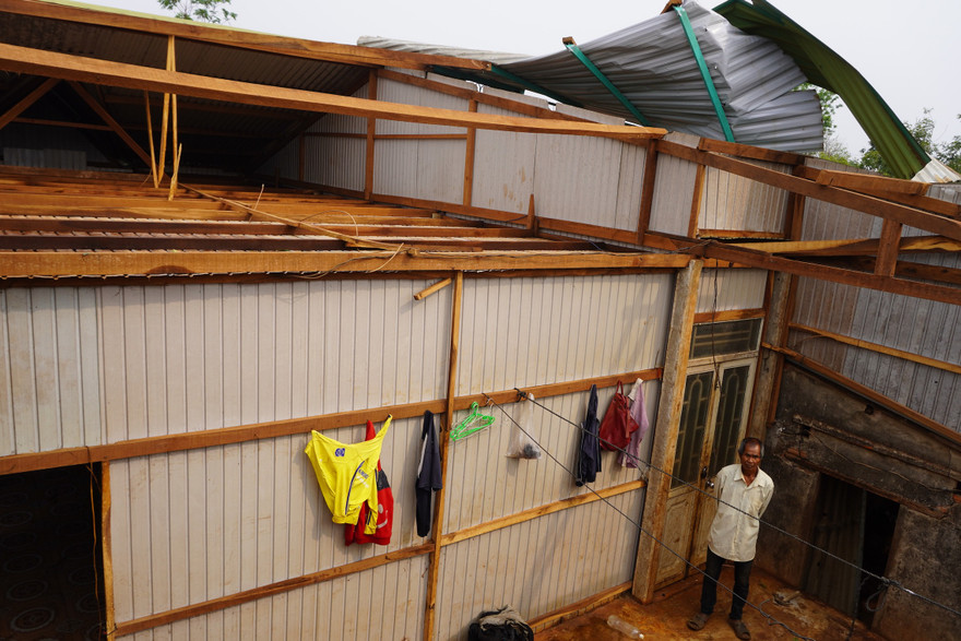 Mái tôn nhà ông Mliu bị thổi bay