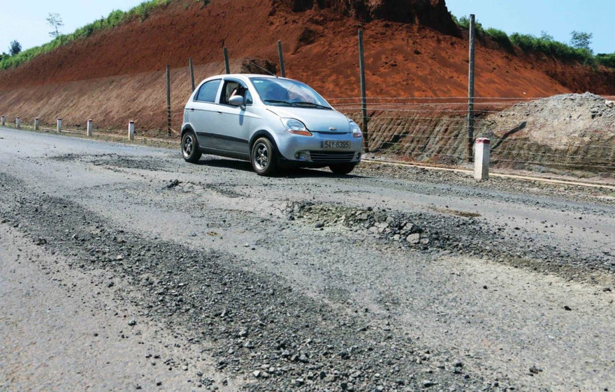 Con đường mới sử dụng đã hỏng nặng