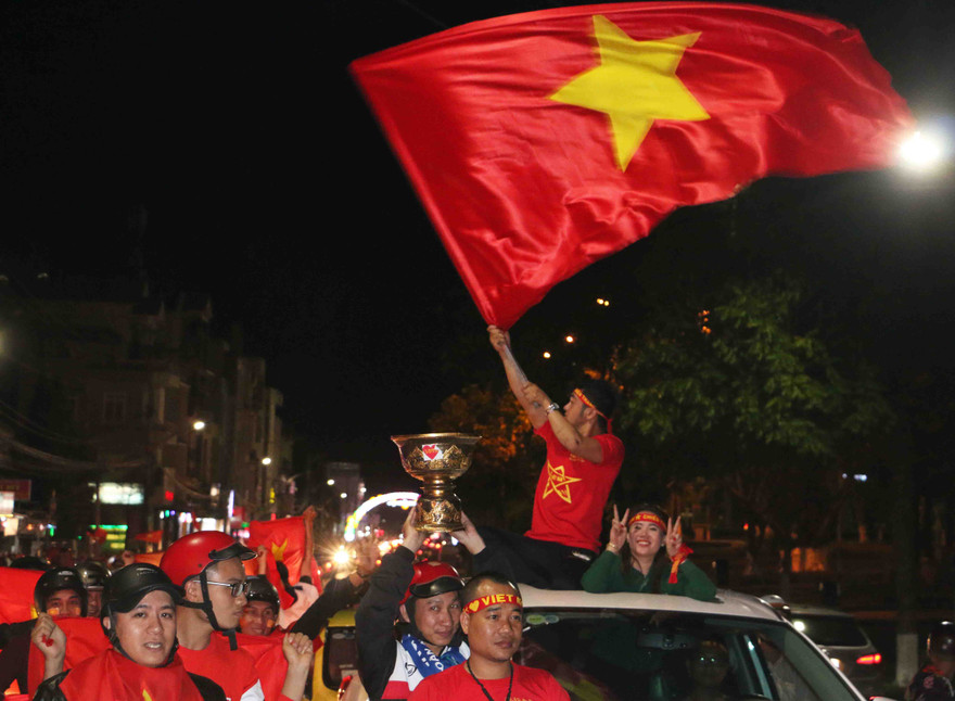 Người dân phố núi Gia Lai dương cao cờ ăn mừng chiến thắng của đội tuyển U23 Việt Nam