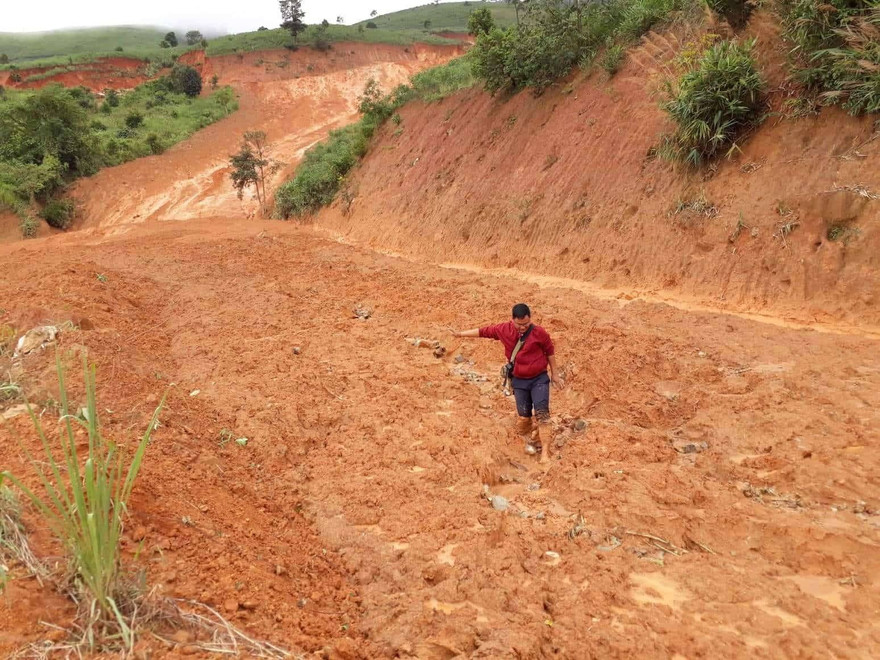 Điểm sạt lở tại thôn Tam An, đất đá bao phủ mặt đường