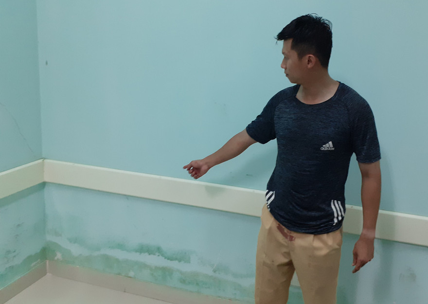 Trung úy Nguyễn Nhật Khánh chỉ vị tí bị nhóm côn đồ hành hung