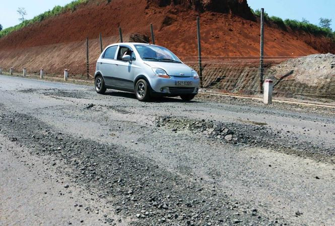 Tuyến đường 95 tỷ đồng đồng hư hỏng chỉ sau vài tháng đưa vào sử dụng