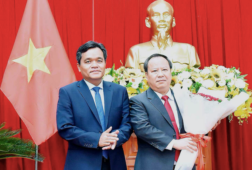 Ông Châu Ngọc Tuấn (bên phải) là Chủ tịch HĐND tỉnh Gia Lai. Ảnh: Đức Thuỵ