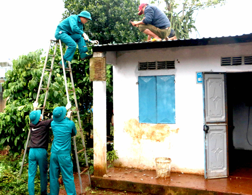 Chính quyền địa phương sửa nhà cho người dân xã Biển Hồ, TP Pleiku bị hỏng do bão số 9