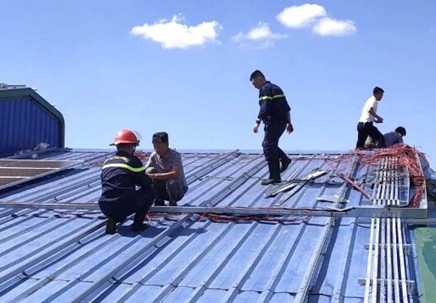 Lực lượng chức năng tại hiện trường chữa cháy