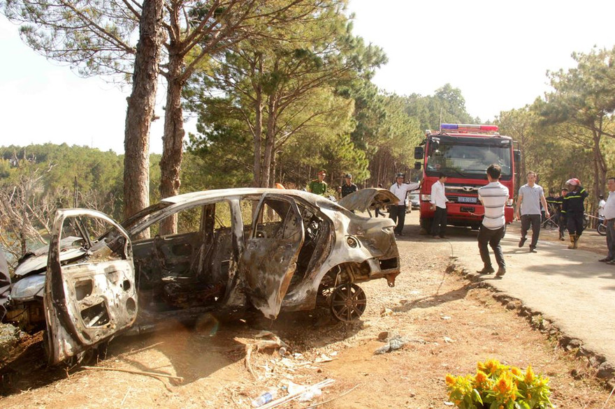 Chiếc xe ô tô 4 chỗ bị cháy trơ khung