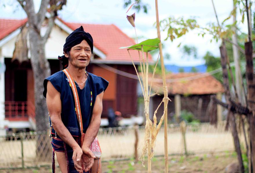 Già làng Hmunh thực hiện lễ cúng Yàng 