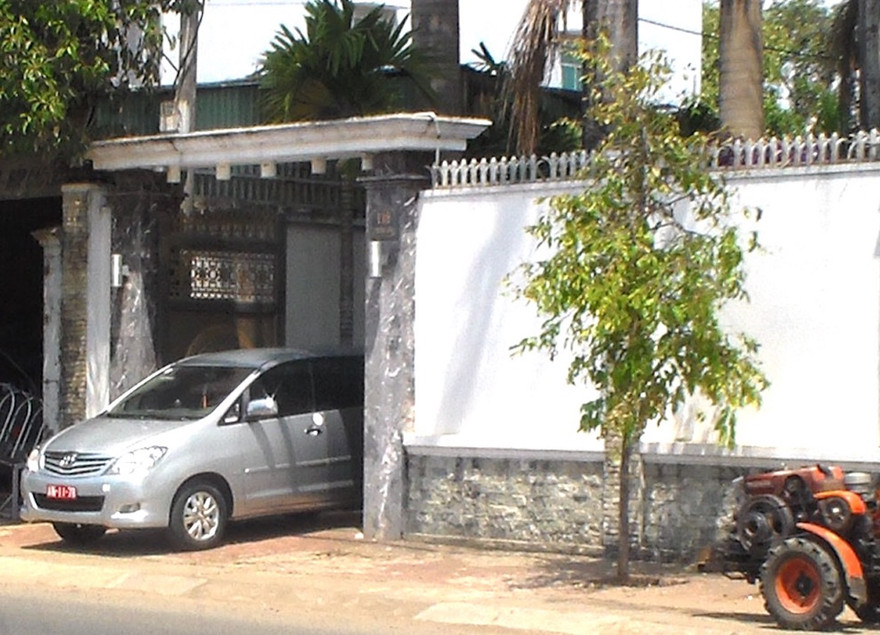 Lực lượng chức năng tại biệt thự của ông Sang để thực hiện việc khám xét