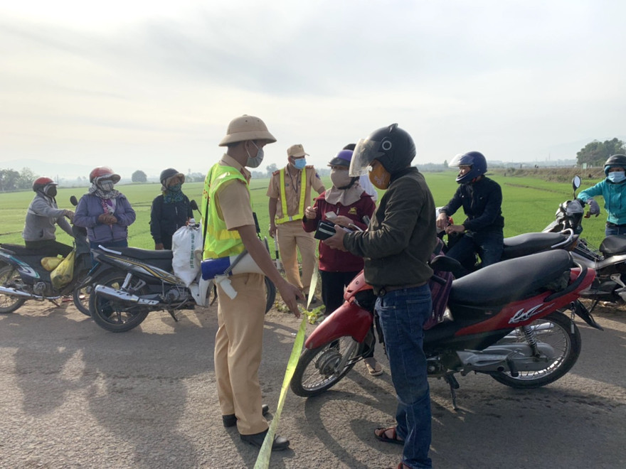 Lực lượng chức năng chốt chặn tại đầu cầu Quý Đức, khu vực giáp ranh giữa thị xã Ayun Pa và huyện Ia Pa