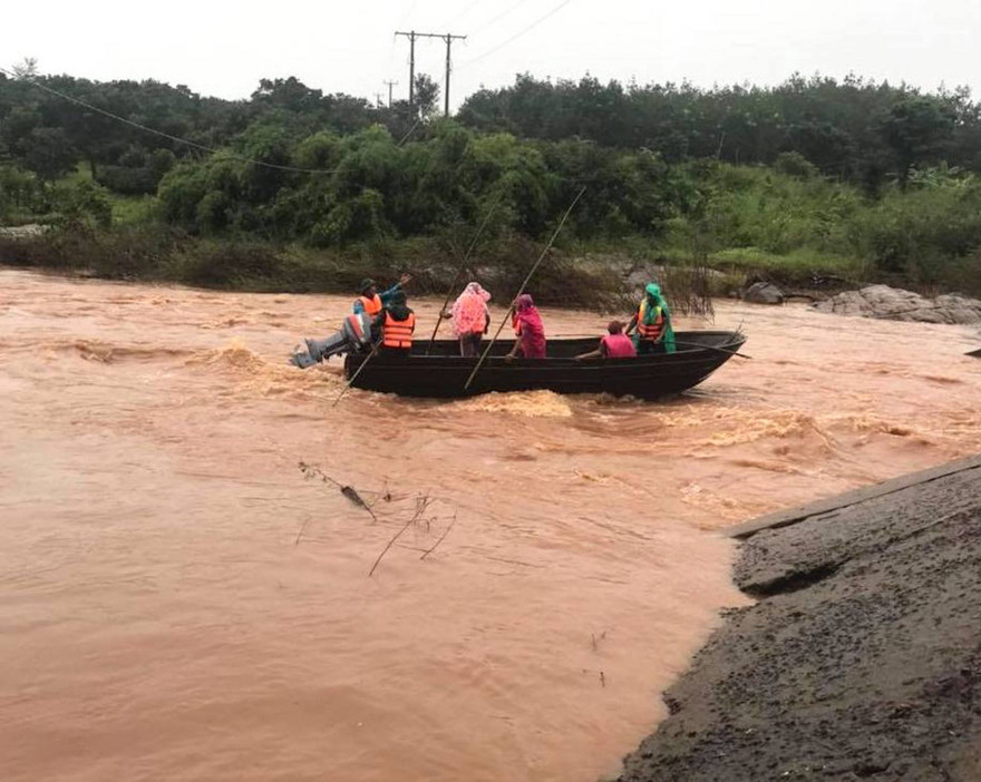 Cơ quan chức năng tìm kiếm anh Trường và con trai ở đập tràn xã Ia Púch