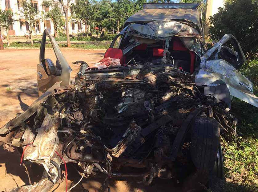 Xe bán tải bị biến dạng nghiêm trọng vì tai nạn