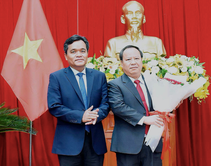 Bí thư Tỉnh uỷ Gia Lai Hồ Văn Niên tặng hoa chúc mừng ông Châu Ngọc Tuấn, ảnh Đức Thuỵ