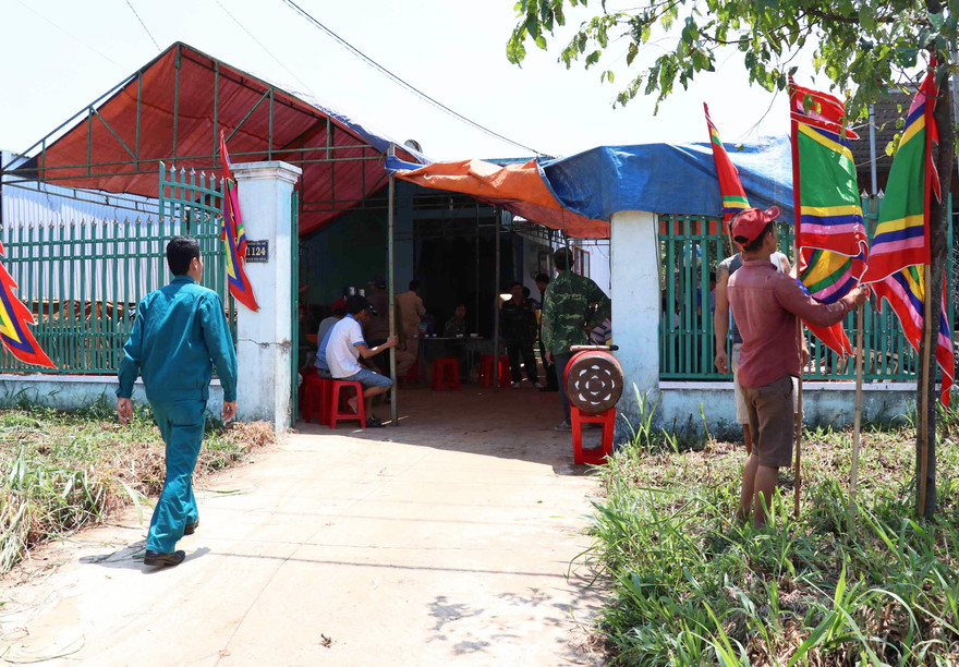 Người thân tổ chức hậu sự cho ông Việt