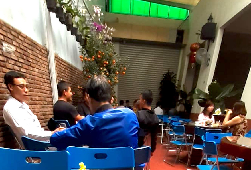 Bên trong quán cà phê Phố Núi