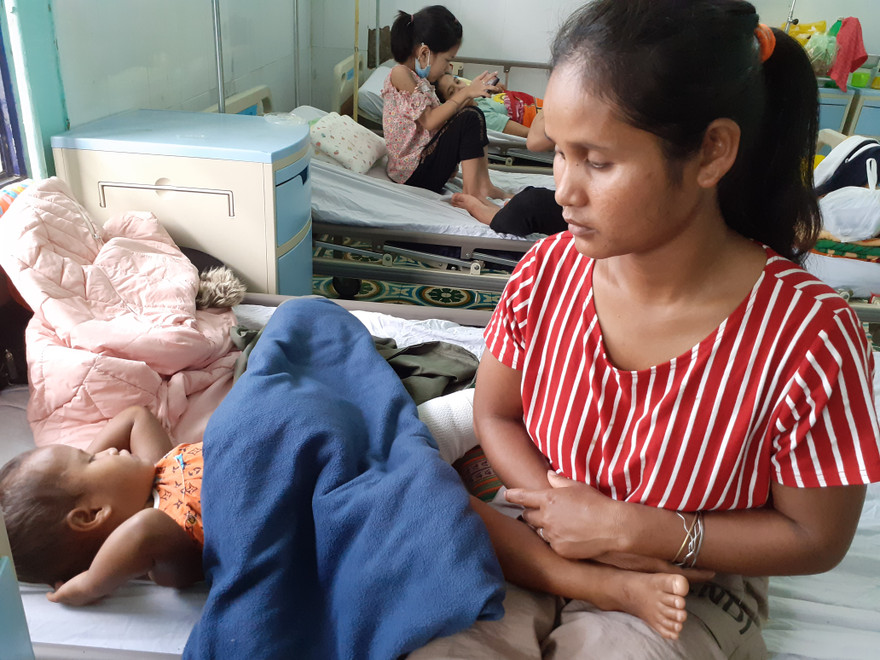 Chị Y Pri bên con gái bị cha đá gãy chân