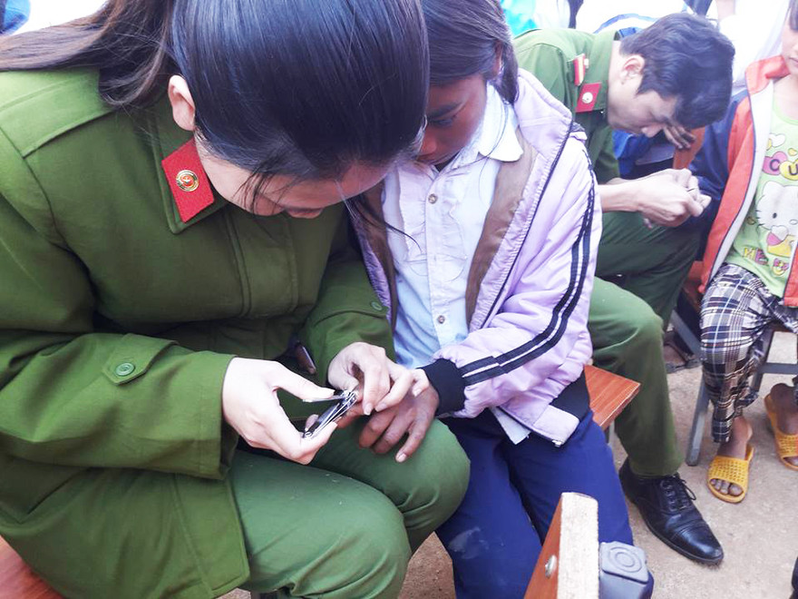 Thanh niên Công an tỉnh Kon Tum cắt móng tay, hướng dẫn các em cách vệ sinh cá nhân