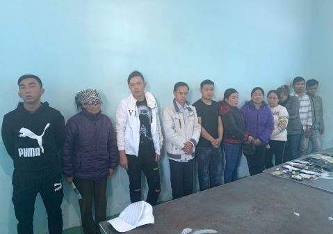 Các đối tượng trong vụ đánh bạc. Ảnh Công an tỉnh Kon Tum