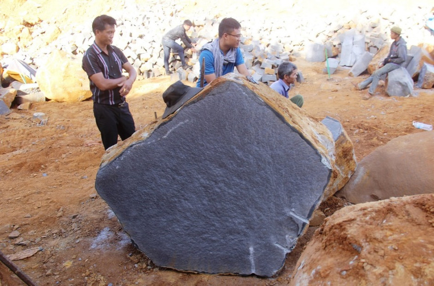 Những cục đá lớn bị tách vỡ nằm ngổn ngang tại hiện trường