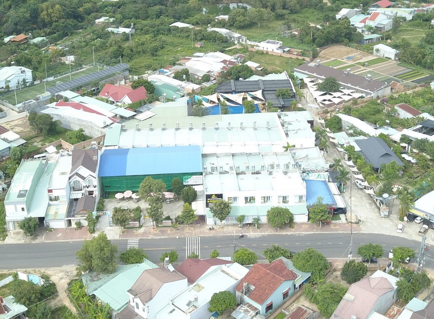 Khu vực nhà liên kết và quán cà phê Villa, nơi diễn ra việc mở đường trái phép để phân lô