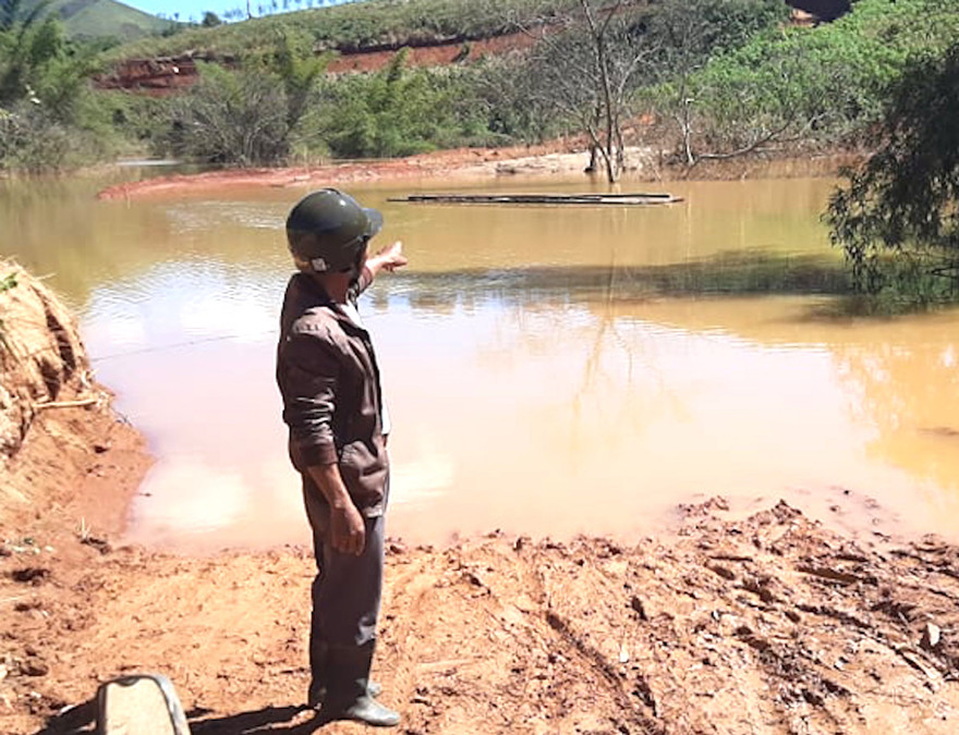 Thuỷ điện Plei Kần tích nước trái phép làm ngập đường vào khu sản xuất của người dân