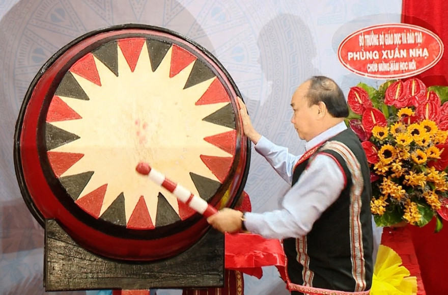 Thủ tướng đánh trống khai trường năm học mới 2018 - 2019 tại Trường phổ thông Dân tộc nội trú huyện Tu Mơ Rông