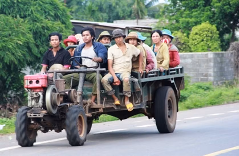 Người dân khu vực Tây Nguyên thường sử dụng xe công nông chở đông người lưu thông trên quốc lộ gây mất an toàn
