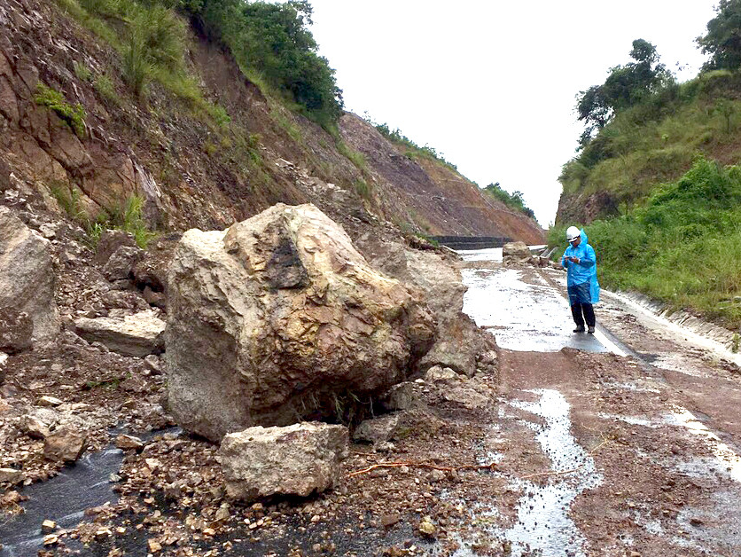 Bão số 6 gây sạt lở ở đèo Tô Na, trên Quốc lộ 25, đoạn qua thị xã Ayun Pa, Gia Lai