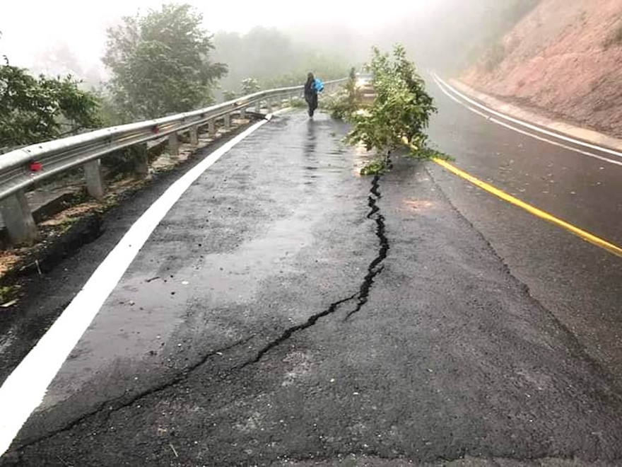 Một điểm nguy cơ sạt lở trên Quốc lộ 24, đèo Măng Đen (giáp giữa huyện Kon Plông và huyện Kon Rẫy, tỉnh Kon Tum)