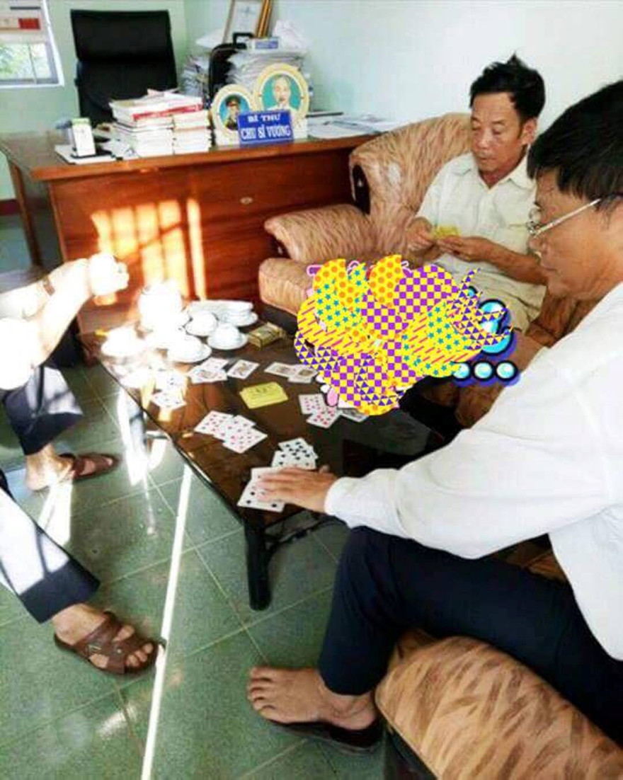 Cảnh 3 cán bộ xã Ia Rsươm đánh bài bị dân đăng lên facebook