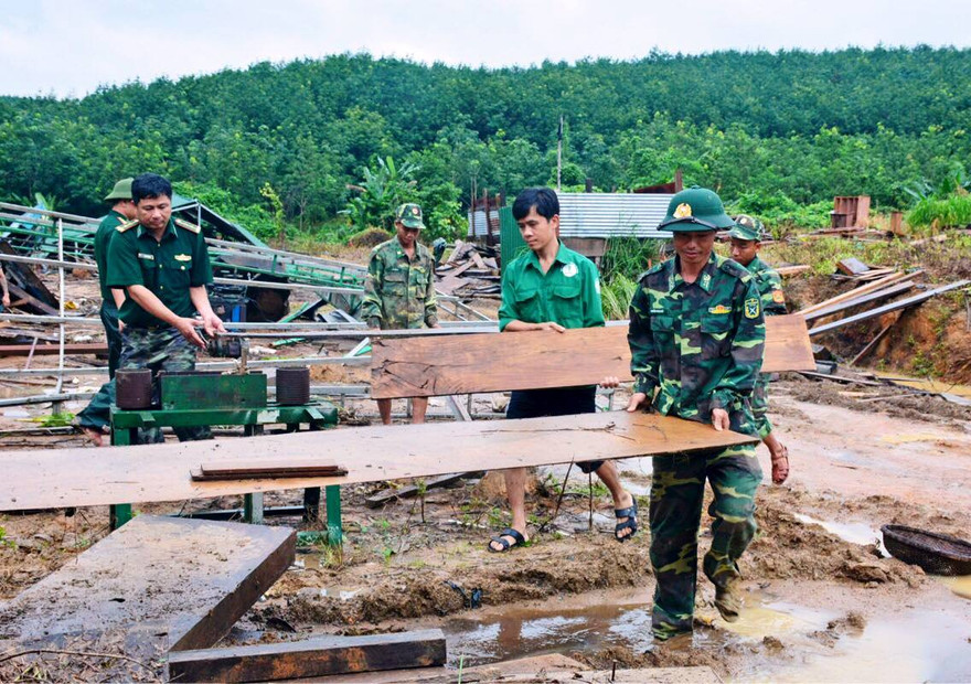 Cán bộ, chiến sĩ Đồn biên phòng 711 giúp nhân dân thu dọn nhà bị sập sau cơn lũ