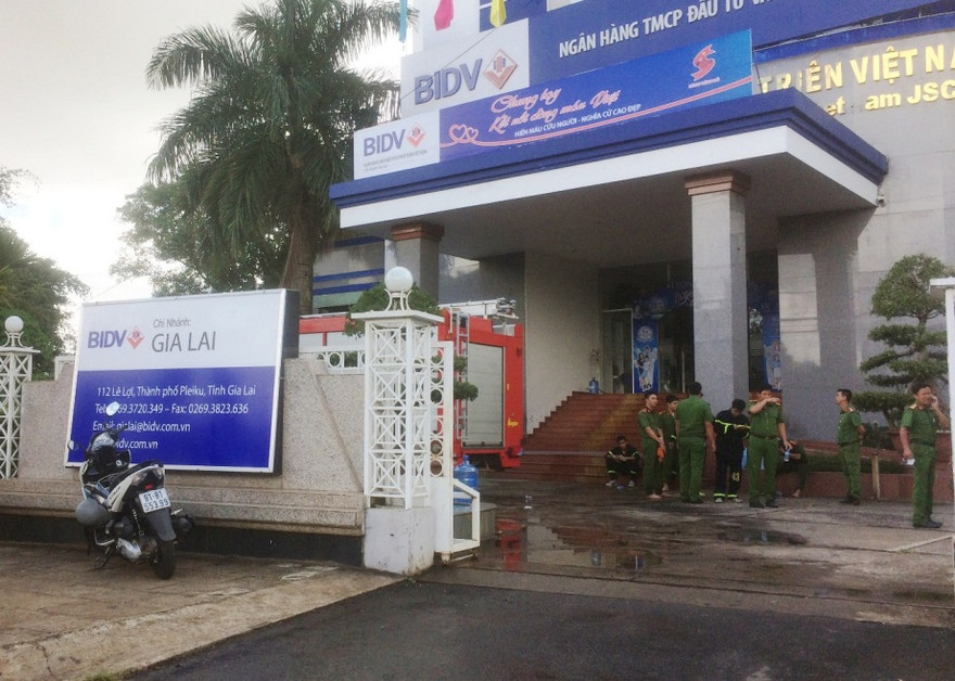 15 cán bộ, chiến sĩ đến Ngân hàng BIDV chi nhánh Gia Lai chữa cháy 