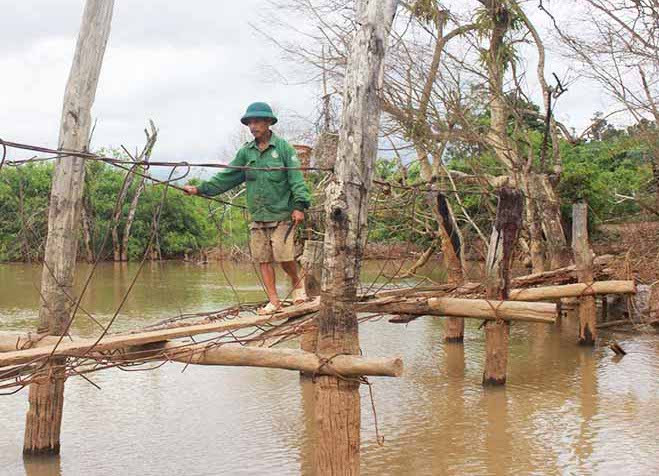 Cầu treo làng Hde đang được làm lại. Ảnh Nguyễn Tú.