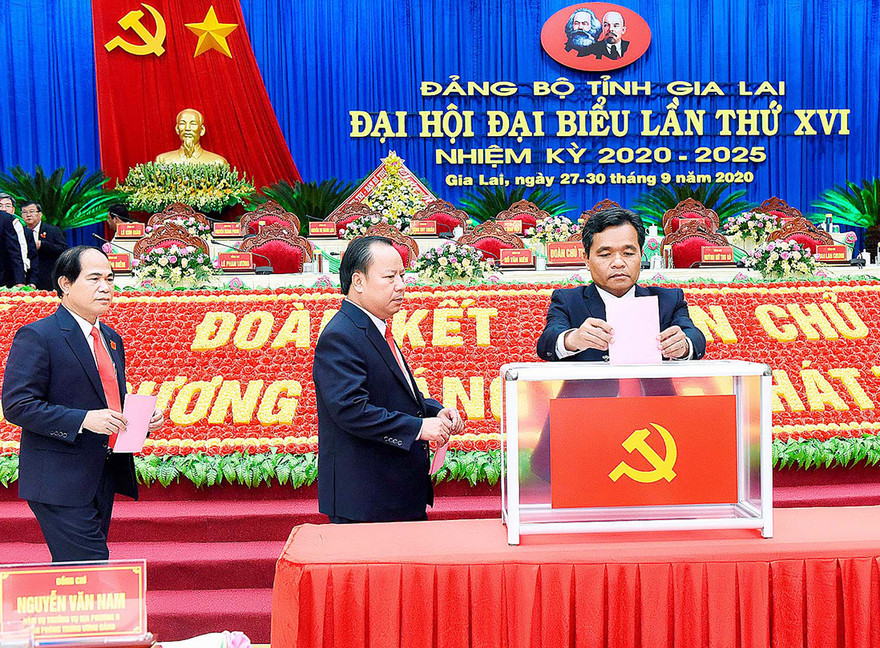 Đoàn Chủ tịch Đại hội bỏ phiếu bầu Ban Chấp hành Đảng bộ tỉnh Gia Lai lần thứ XVI. Ảnh: Đức Thuỵ