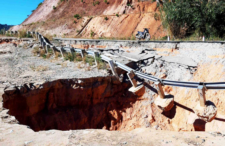 Hố "tử thần" tại đường tránh đèo Măng Rơi