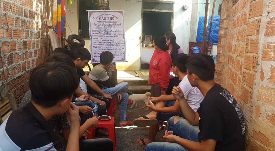 Gia đình tổ chức tang lễ cho anh Phi