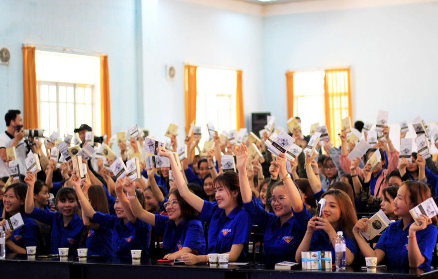 Các bạn sinh viên Trường Cao đẳng Sư phạm Gia Lai rất thích những cuốn sách được tặng